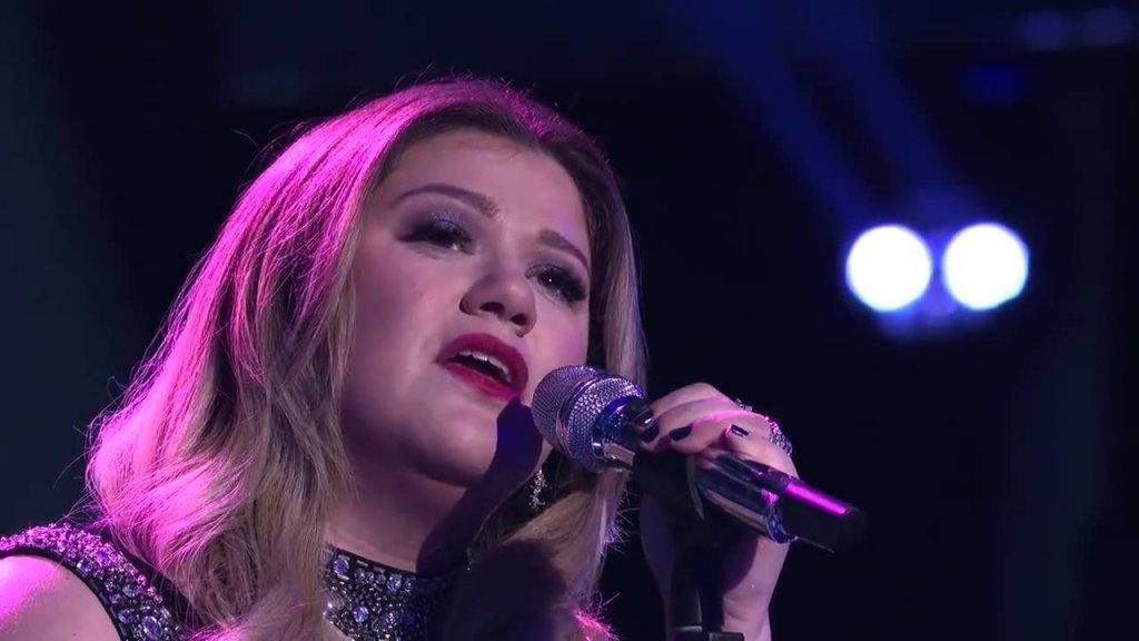 Kelly Clarkson Gives Emotional Performance on �American
