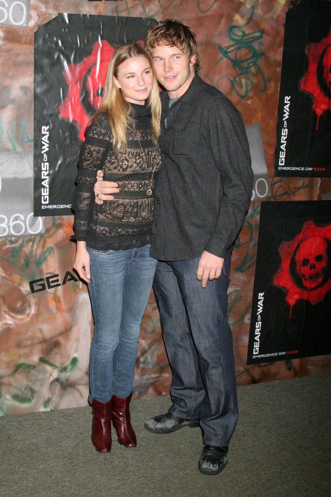 HOLLYWOOD - OCTOBER 25: Emily Vancamp and Chris Pratt at the launch for the Xbox 360 game "Gears of War" on October 25, 2006 at Hollywood Forever Cemetery, Hollywood, CA.