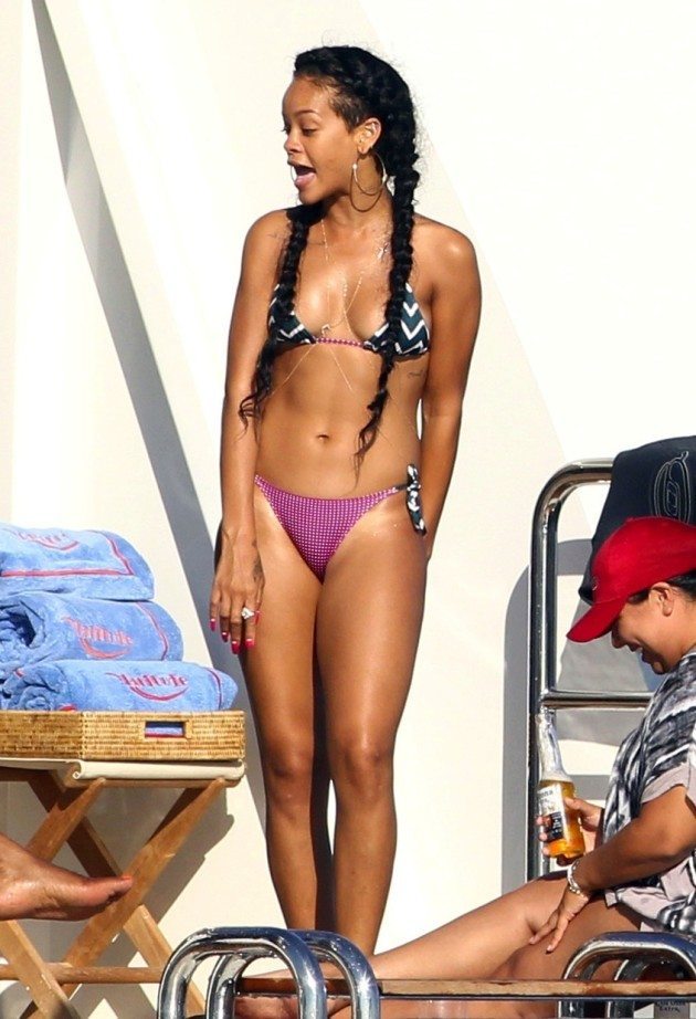 smoking hot rihanna bikini pictures