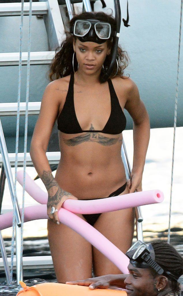 smoking hot Rihanna bikini pictures