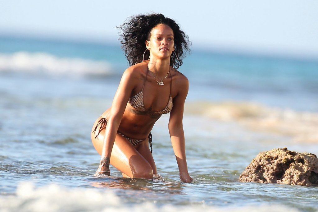 smoking hot rihanna bikini pictures