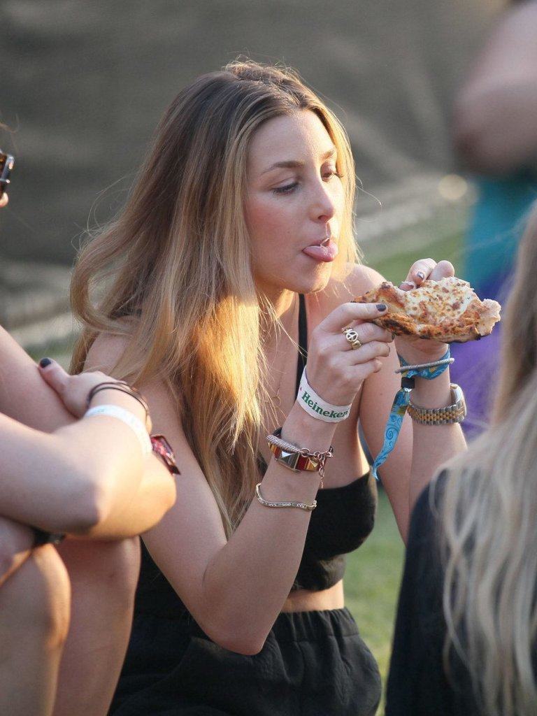 celebs caught eating pizza