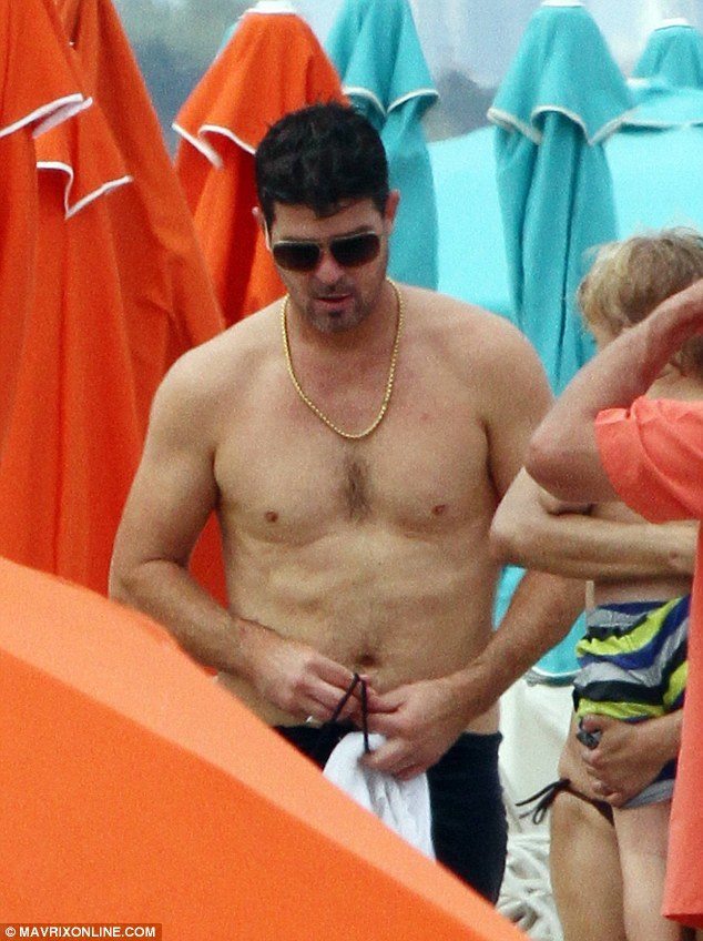 celebs rocking the dadbod