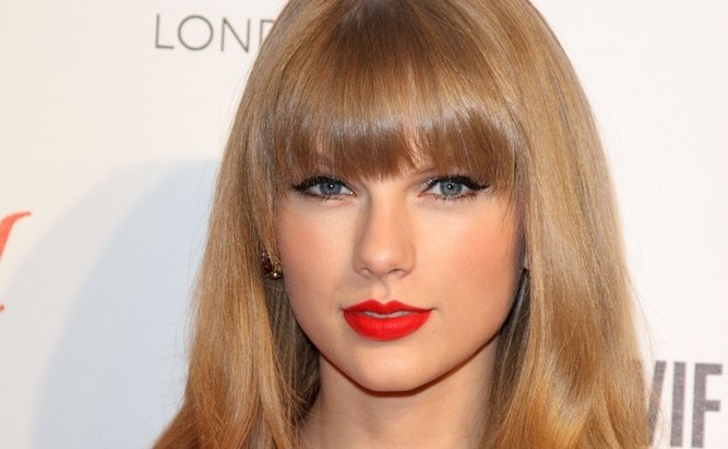 Taylor Swift rocked red lipstick