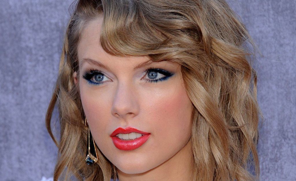 Taylor Swift rocked red lipstick