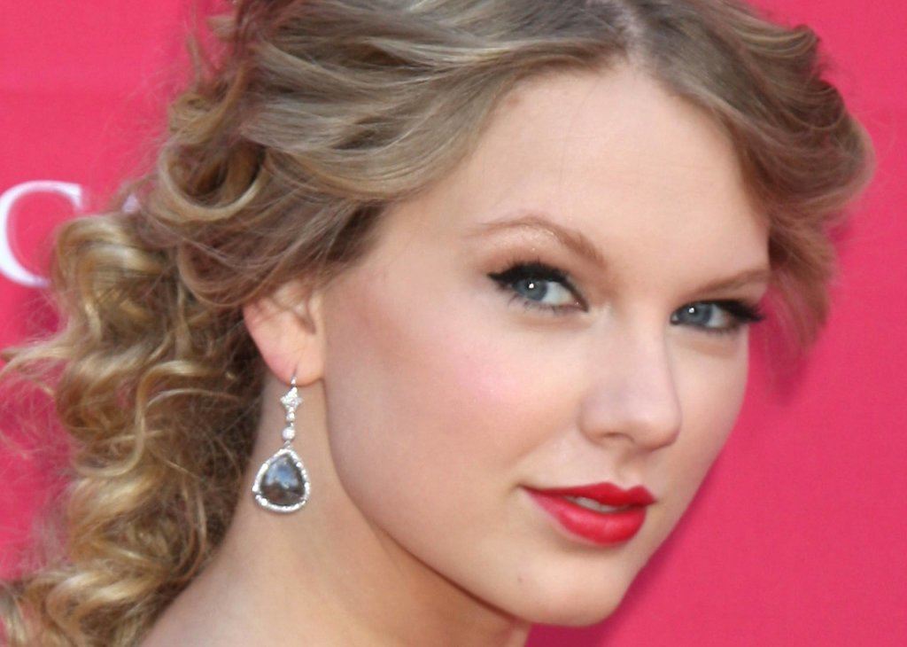 Taylor Swift rocked red lipstick