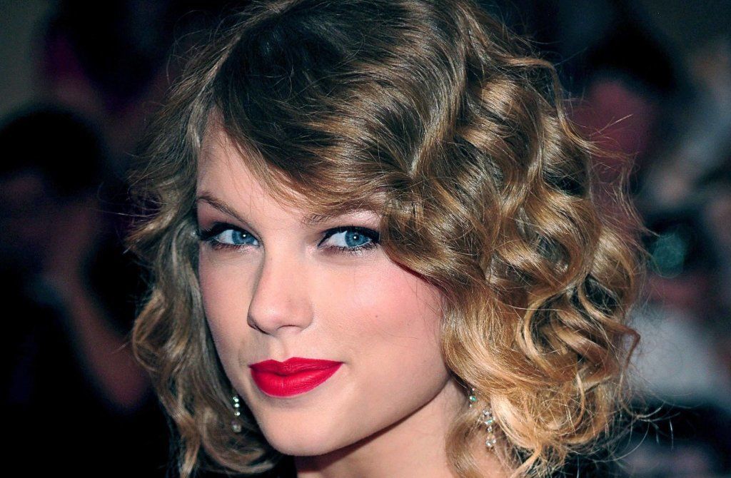 Taylor Swift rocked red lipstick