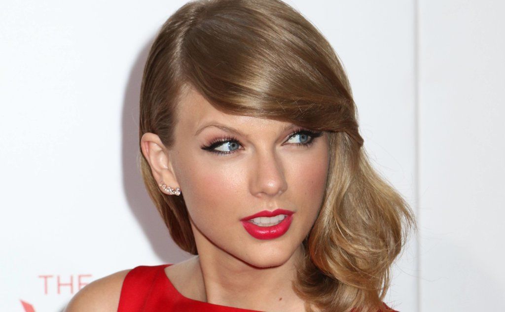 Taylor Swift rocked red lipstick