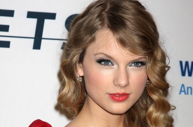 Taylor Swift rocked red lipstick