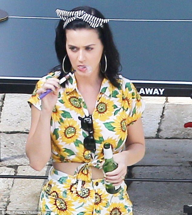 Katy Perry vaping
