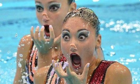synchro swimmers