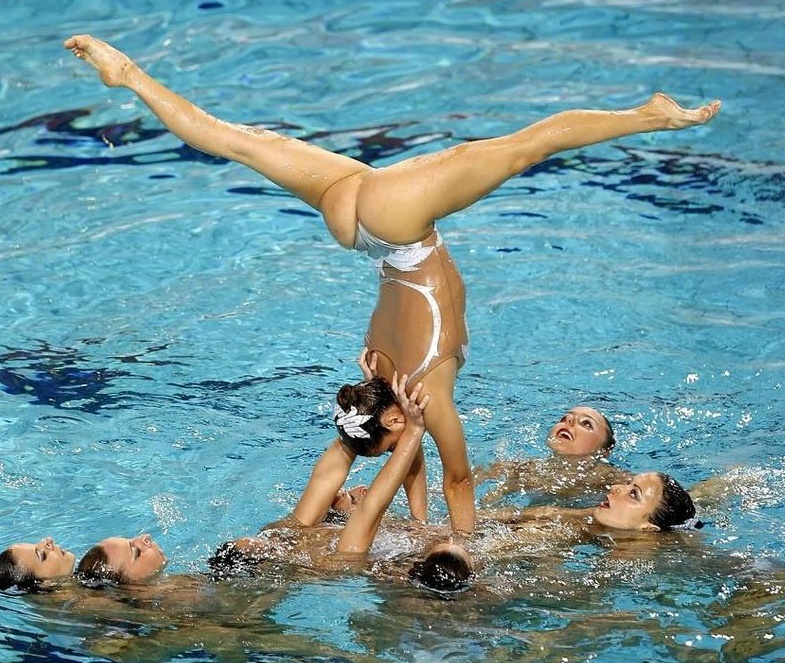 synchronized swimmers