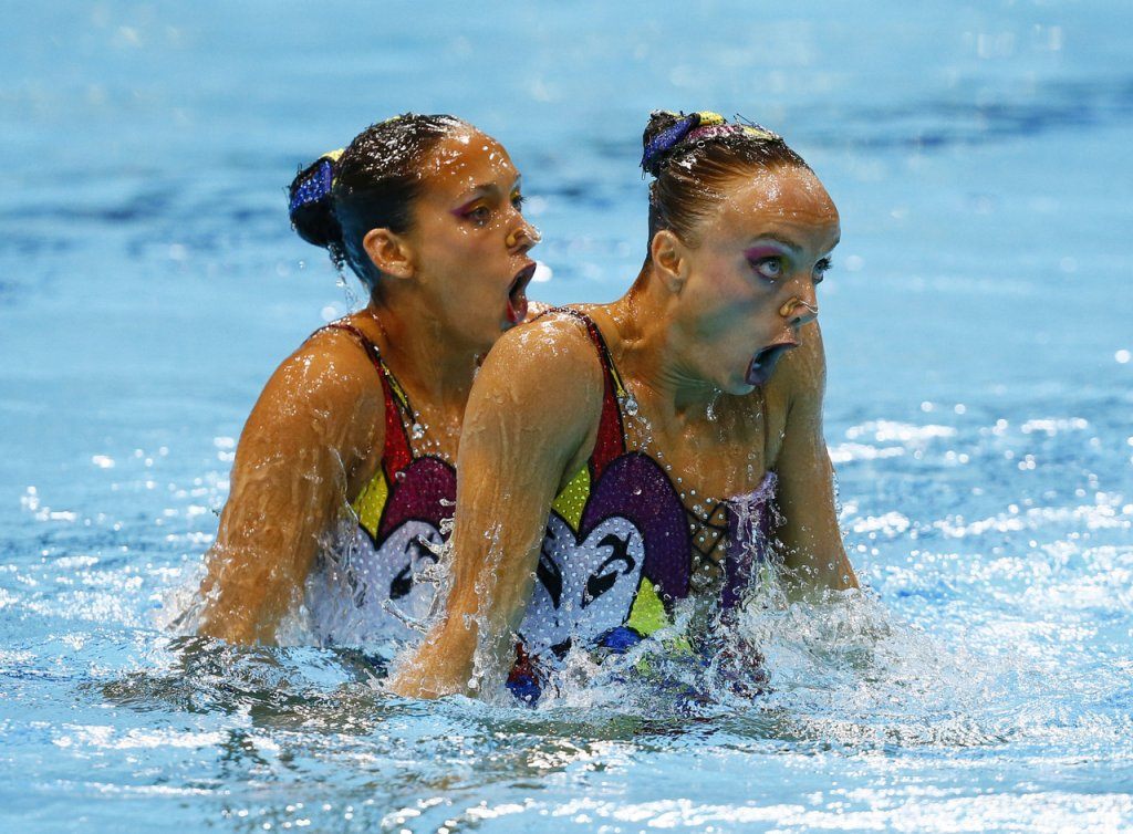 synchro swimmers gasping