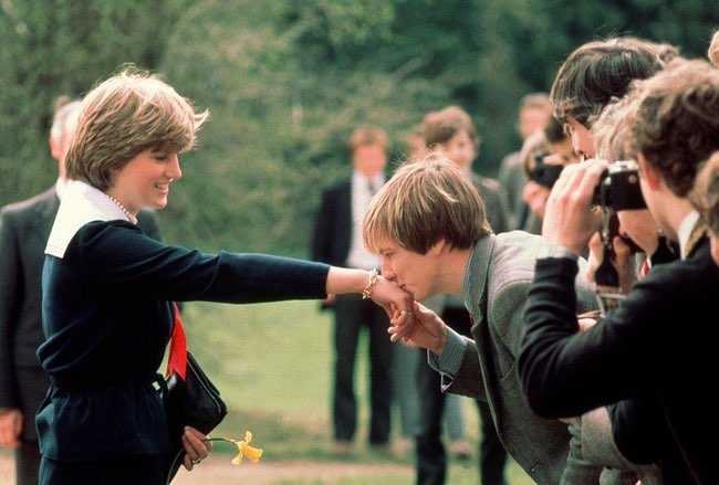 princess diana kiss